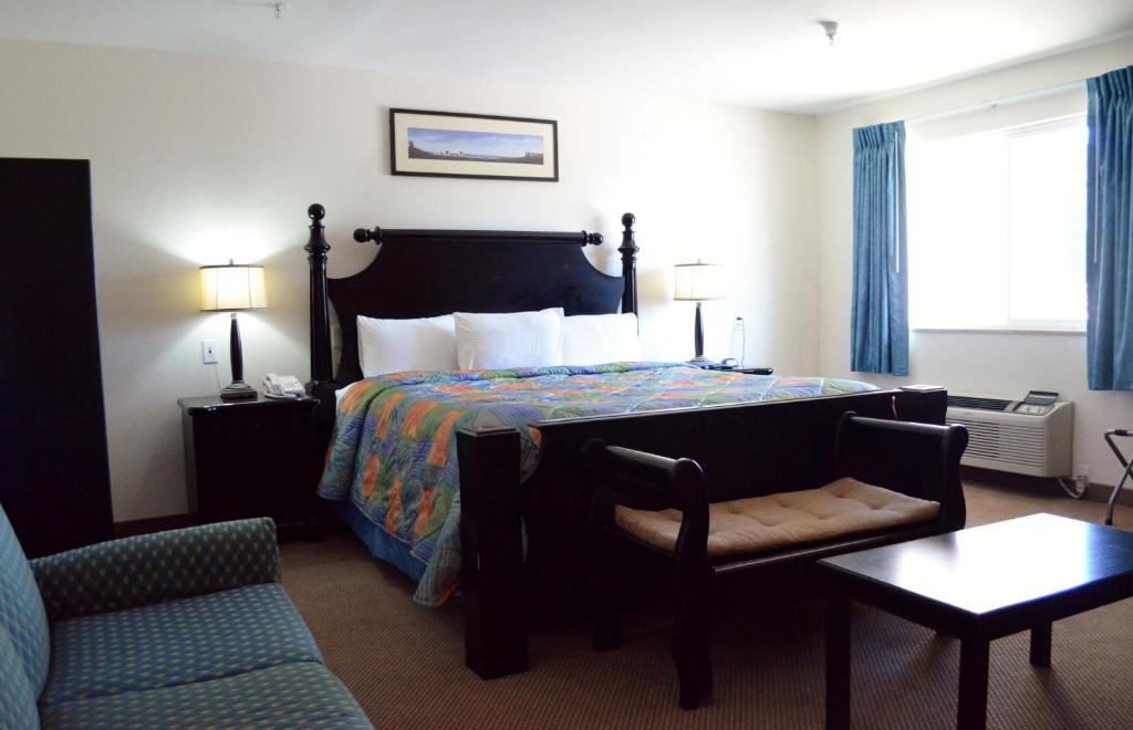 Knights Inn Quincy Room photo